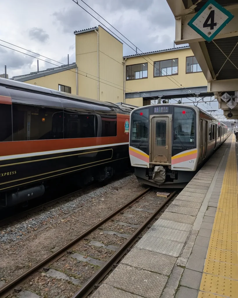 一般車両と並ぶSL村上ひな街道号。