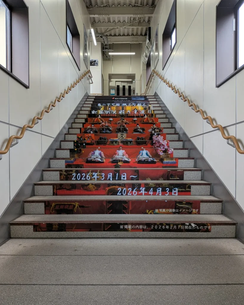 駅ホームの階段に「町屋の人形さま巡り」の装飾がありました。
