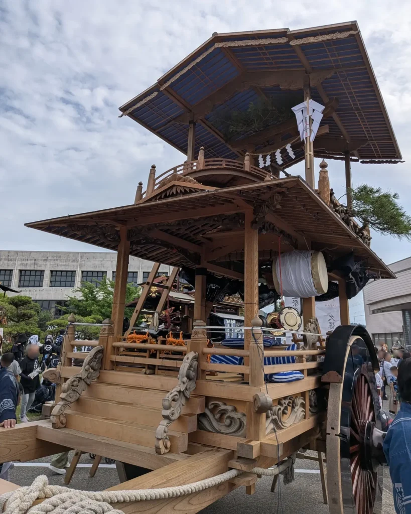 1番　久保多町（囃子屋台）
・制作年：文化9年（1812年）
・制作者：板垣伊兵衛、板垣源左衛門
・乗せ物：「摂津の住吉神社の景」を鳥居、太鼓橋、老松で表す。松は後方になびかせる。