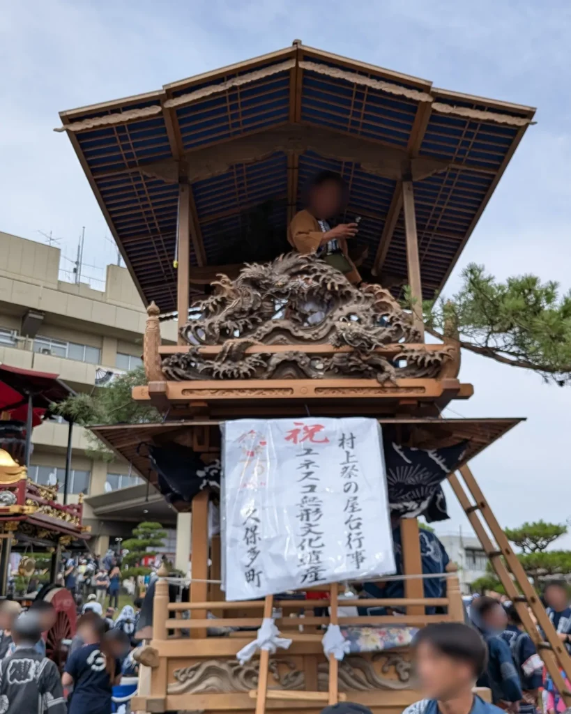 1番　久保多町（囃子屋台）
・制作年：文化9年（1812年）
・制作者：板垣伊兵衛、板垣源左衛門
・乗せ物：「摂津の住吉神社の景」を鳥居、太鼓橋、老松で表す。松は後方になびかせる。