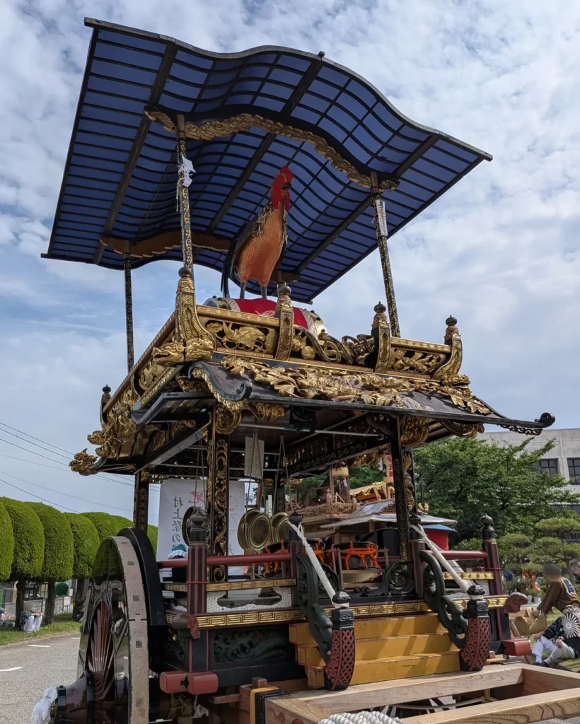 2番　大町（しゃぎり屋台）
・制作年：明治7年（1874年）
・制作者：高田耕平、高田鎌次
・乗せ物：「諫鼓に鶏」。善政で誰も諫鼓を打たぬ天下泰平の象徴。