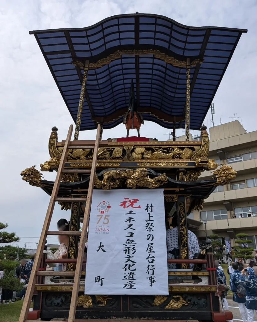 2番　大町（しゃぎり屋台）
・制作年：明治7年（1874年）
・制作者：高田耕平、高田鎌次
・乗せ物：「諫鼓に鶏」。善政で誰も諫鼓を打たぬ天下泰平の象徴。
