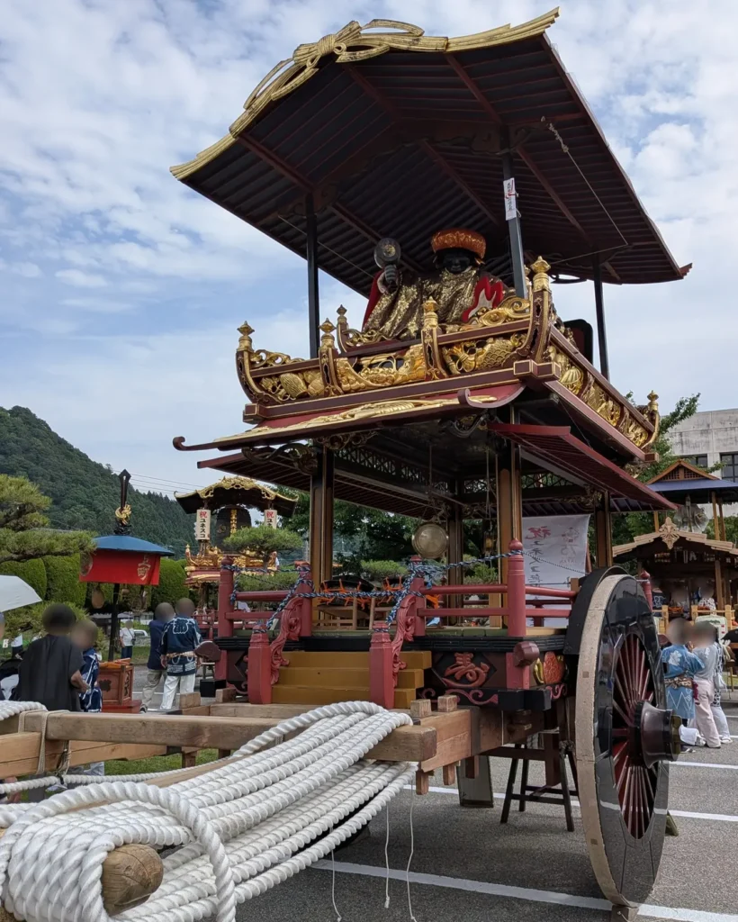 5番　小町（しゃぎり屋台）

・制作年：明治6年（1873年）
・制作者：不詳
・乗せ物：「大黒天」。金襴の衣装に頭巾をかぶり、打出の小槌を持ち、背に朱の福袋を置く。