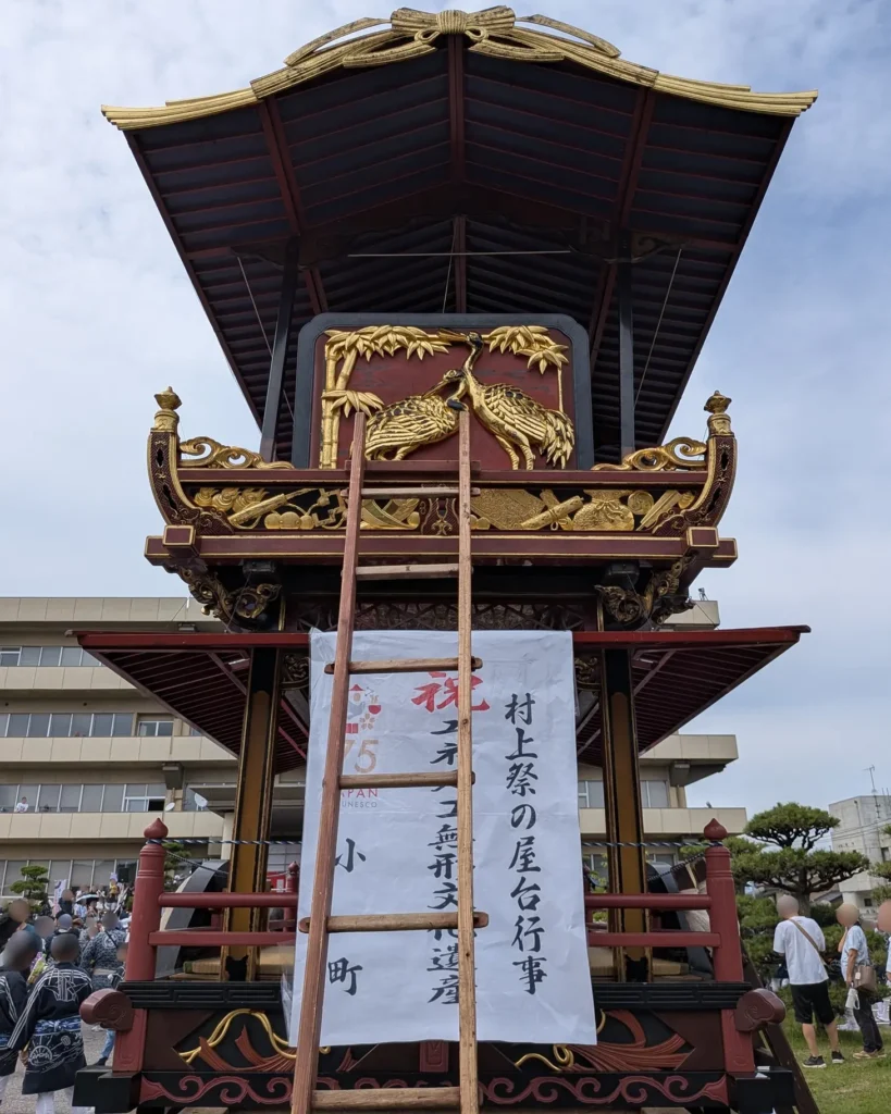5番　小町（しゃぎり屋台）

・制作年：明治6年（1873年）
・制作者：不詳
・乗せ物：「大黒天」。金襴の衣装に頭巾をかぶり、打出の小槌を持ち、背に朱の福袋を置く。