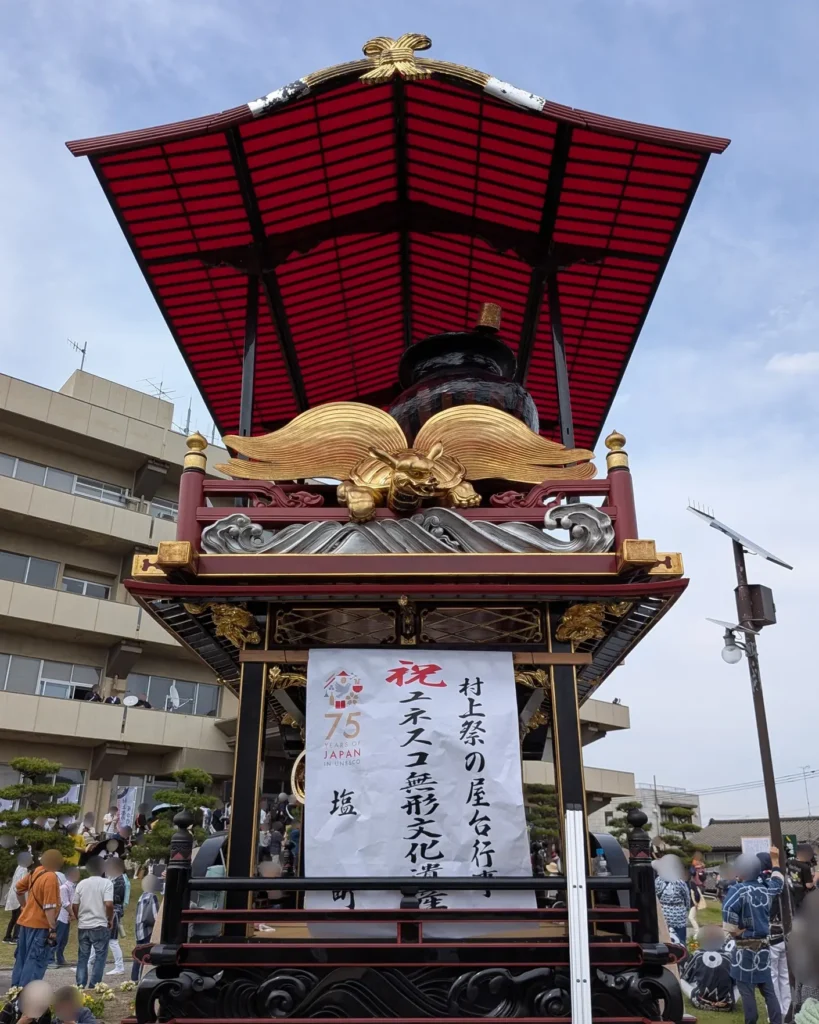 6番　塩町（しゃぎり屋台）

・制作年：安永元年（1772年）
・制作者：不詳
・乗せ物：能「猩々」。朱杯と扇を持ち、背後に大きな酒甕を配する。