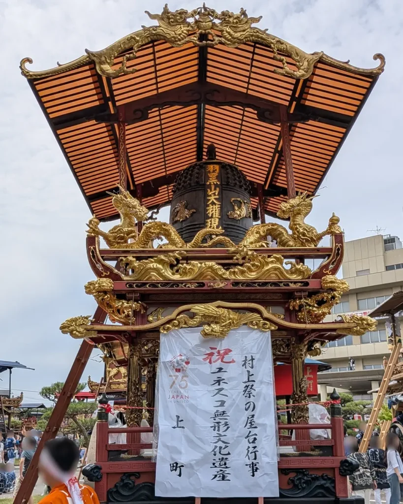 7番　上町（しゃぎり屋台）

・制作年：嘉永3年（1850年）
・制作者：有磯周斎
・乗せ物：「大梵鐘」。羽黒神社を象徴し、金箔で「羽黒大権現」と銘する。