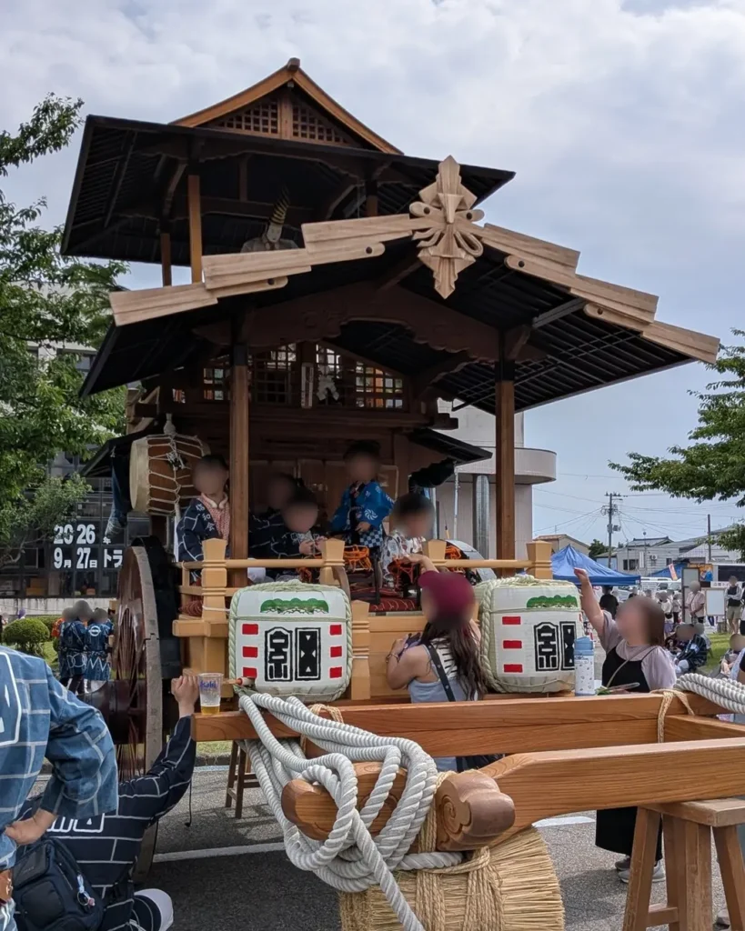 8番　細工町（囃子屋台）

・制作年：大正12年（1923年）
・制作者：山口彌三郎
・乗せ物：「三番叟」。屋台そのものを能舞台に見立て、五穀豊穣と延命を祈る。