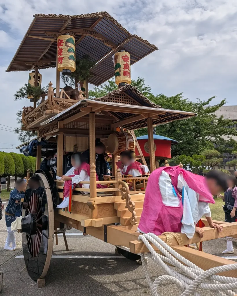9番　安良町（囃子屋台）

・制作年：安政3年（1856年）
・制作者：山脇三作、稲垣又八、山脇正二
・乗せ物：「住吉神社の景」を青松一本で簡潔に表す。住吉の松は高砂の松と相生であるとされる。