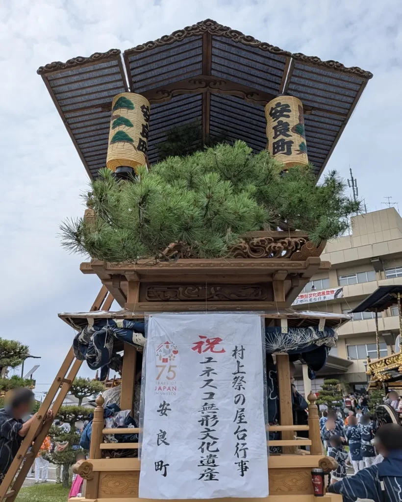 9番　安良町（囃子屋台）

・制作年：安政3年（1856年）
・制作者：山脇三作、稲垣又八、山脇正二
・乗せ物：「住吉神社の景」を青松一本で簡潔に表す。住吉の松は高砂の松と相生であるとされる。