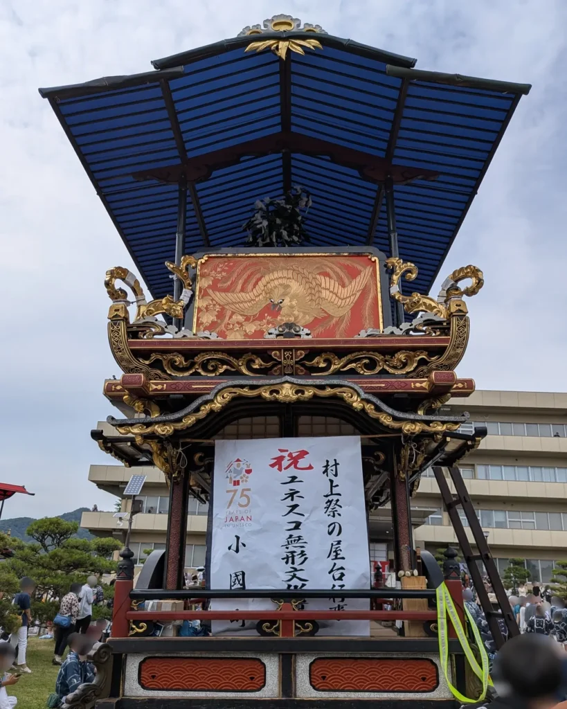 10番　小国町（しゃぎり屋台）

・制作年：安永3年（1774年）
・制作者：藤井甚右衛門、藤七、喜次郎、伊兵衛ほか大工8名、市右衛門、佐七
・乗せ物：「孟宗」。蓑笠を着け、鍬を担ぐ姿。病母のため雪中で筍を得た孝行者とされる。