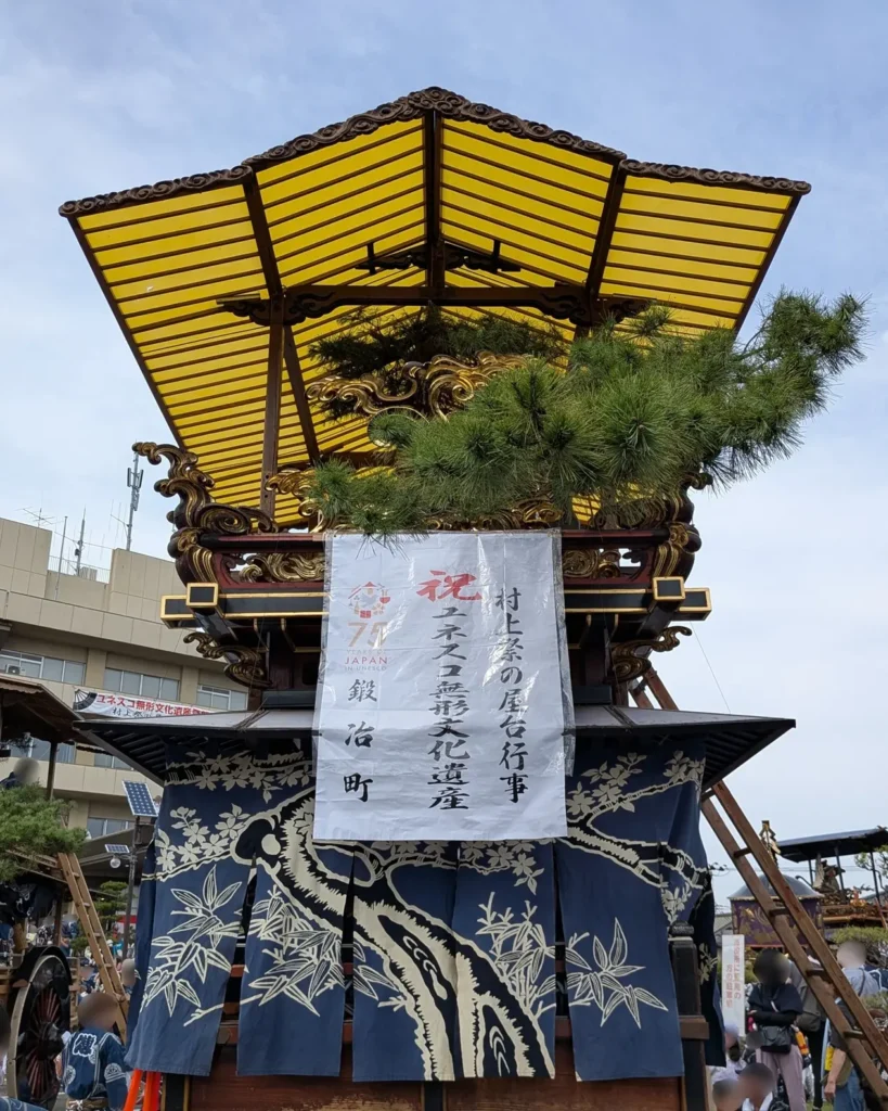 11番　鍛冶町（囃子屋台）

・制作年：寛政5年（1793年）
・制作者：不詳
・乗せ物：「伊勢の二見浦の景」。注連縄を渡した夫婦岩を表す。