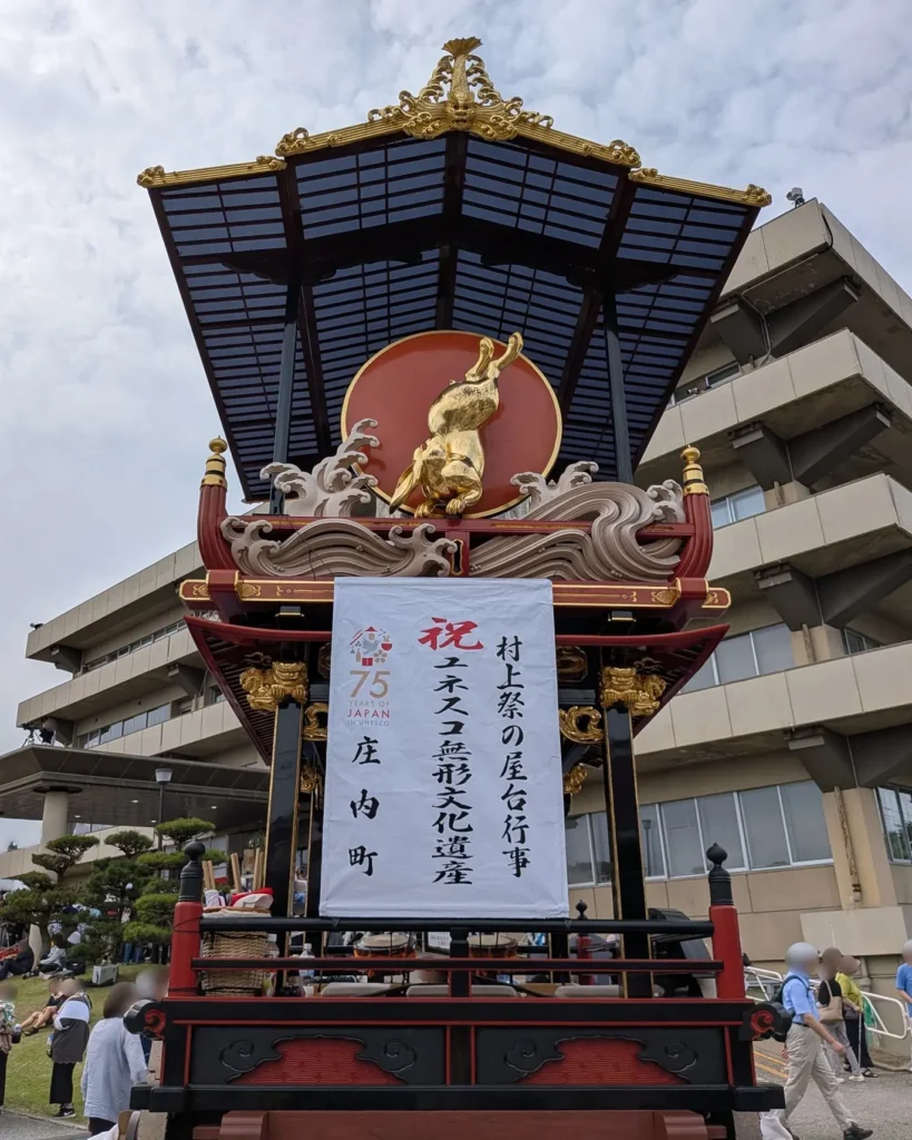 15番　庄内町（しゃぎり屋台）

・制作年：平成11年～27年（1999年～2015年）
・制作者：細野実、中野達也
・乗せ物：「瓢鮎」。瓢箪でなまずを捕える禅の公案を形にしたもの。