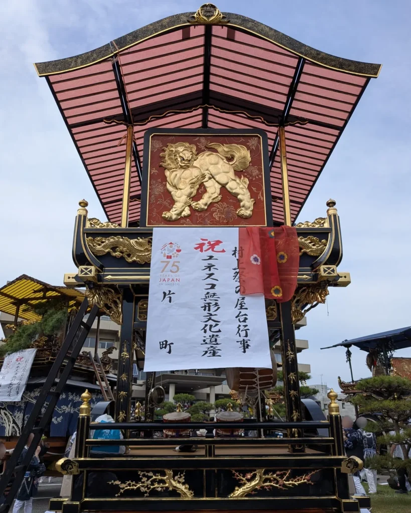 16番　片町（しゃぎり屋台）

・制作年：平成20年（2008年）
・制作者：村上古建築研究会、近田均、高野茂、尾崎純治、川村三樹、川村将、山脇敏男、小野為郎
・乗せ物：「蘭陵王」。金色の面を着け、桴を持つ。