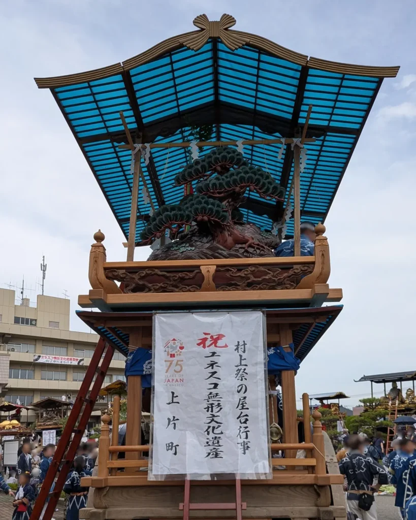 17番　上片町（囃子屋台）

・制作年：昭和9年（1934年）
・制作者：町内大工、稲垣八郎兵衛、山脇敏男、小野為郎
・乗せ物：「天鈿女命」。金冠と矛を備える。天岩戸開きの場面にちなむ。