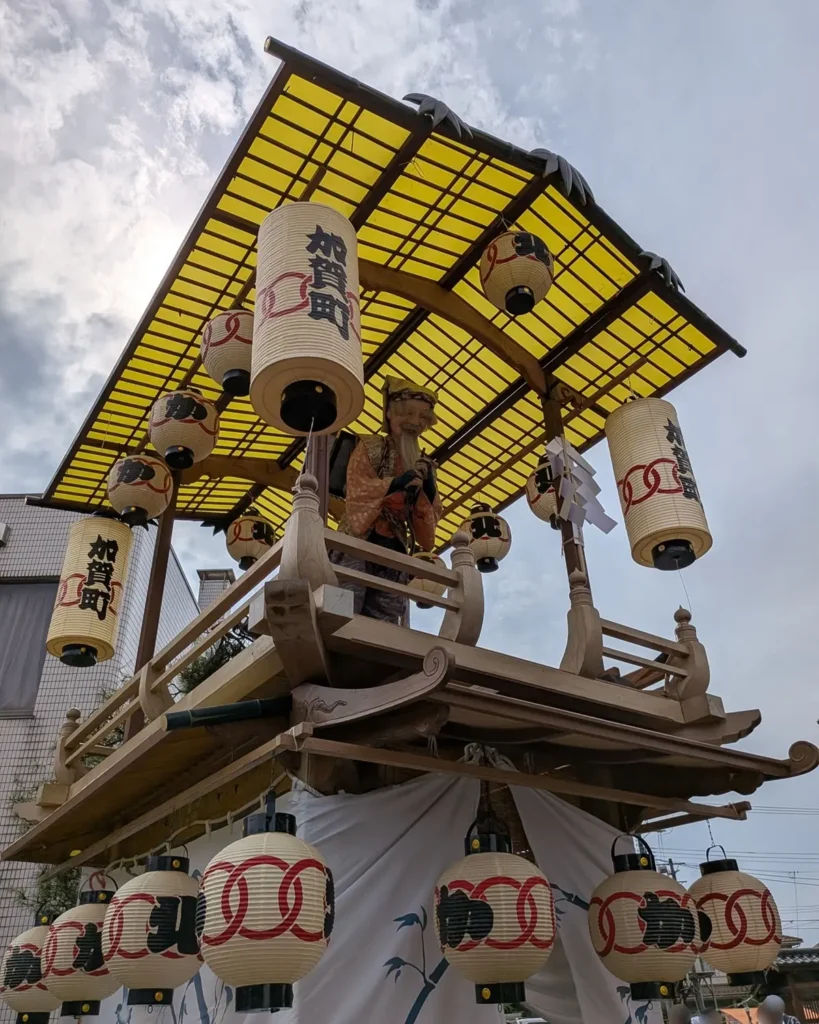 18番　加賀町（にわか屋台）

制作年：昭和63年（1988年）
制作者：山口甲子郎
乗せ物：「舌切り雀の翁像」。善良な翁がつづらを授かるおとぎ話。