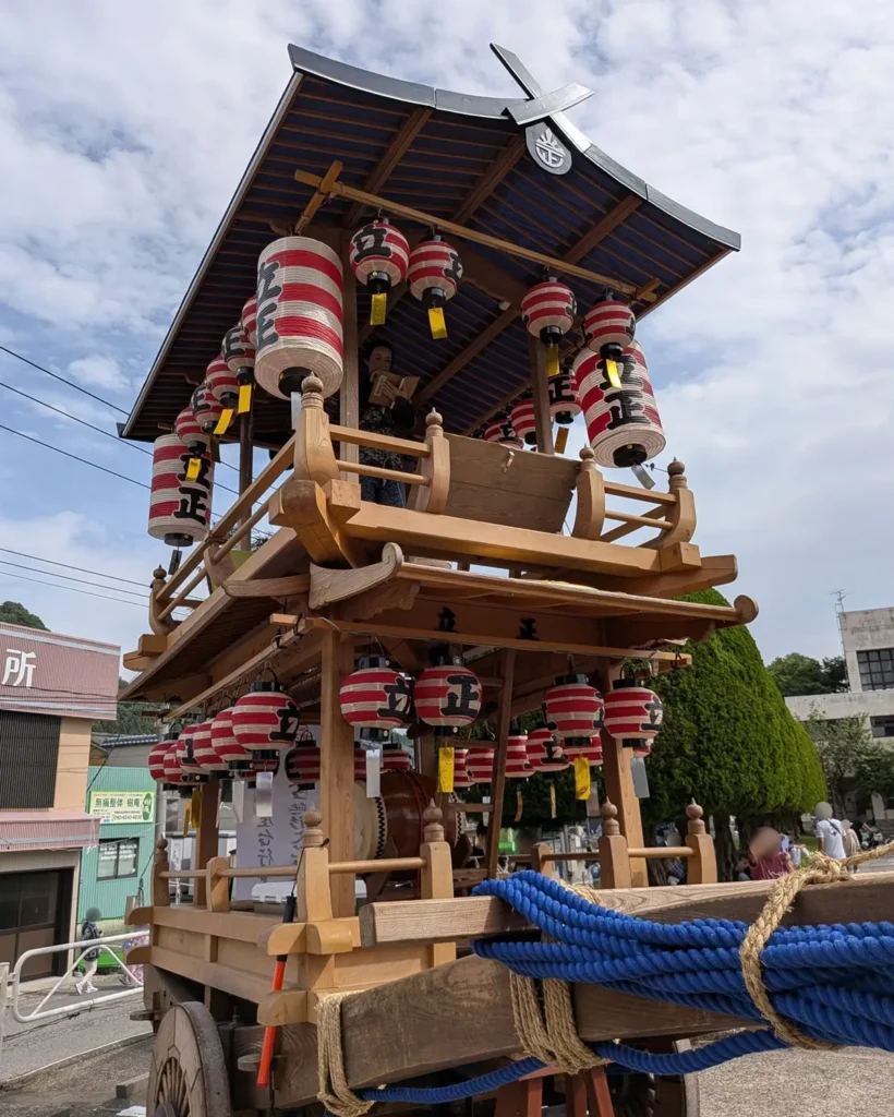 19番　泉町（にわか屋台）

・制作年：大正8年（1919年）
・制作者：小林金次郎
・乗せ物：「二宮金次郎像」。江戸期相模国の農政家であり勤労と学問の象徴。