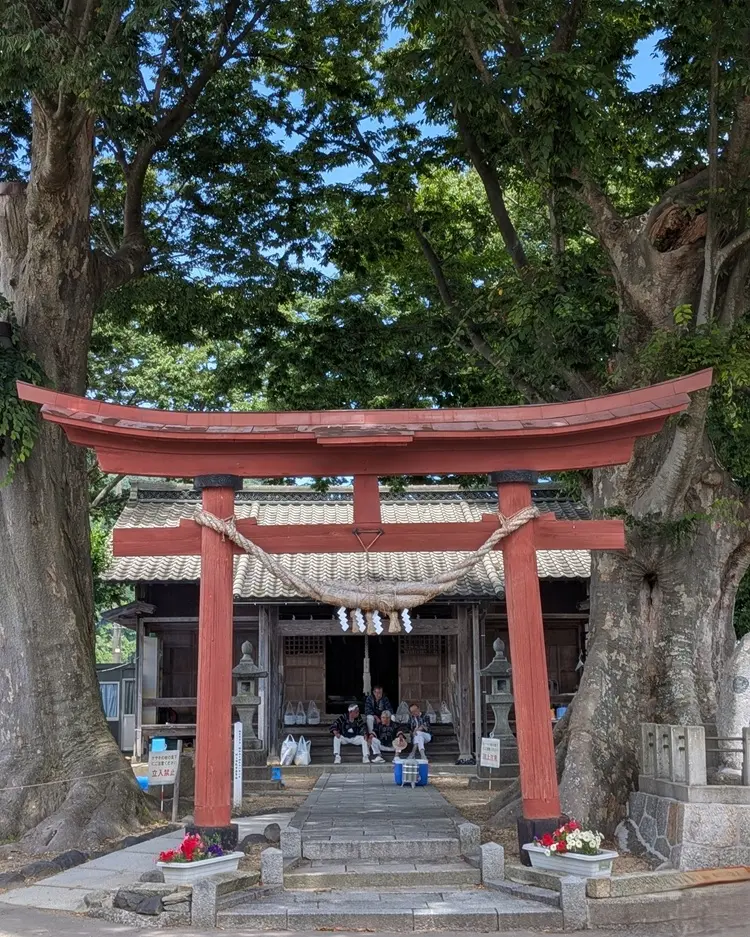 村上大祭の本祭りで、久保多町の秋葉神社で休憩する曳き手の方々