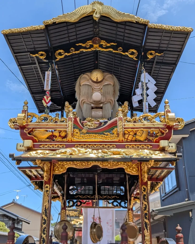 村上大祭の本祭りで休憩地点に並ぶ羽黒町の屋台