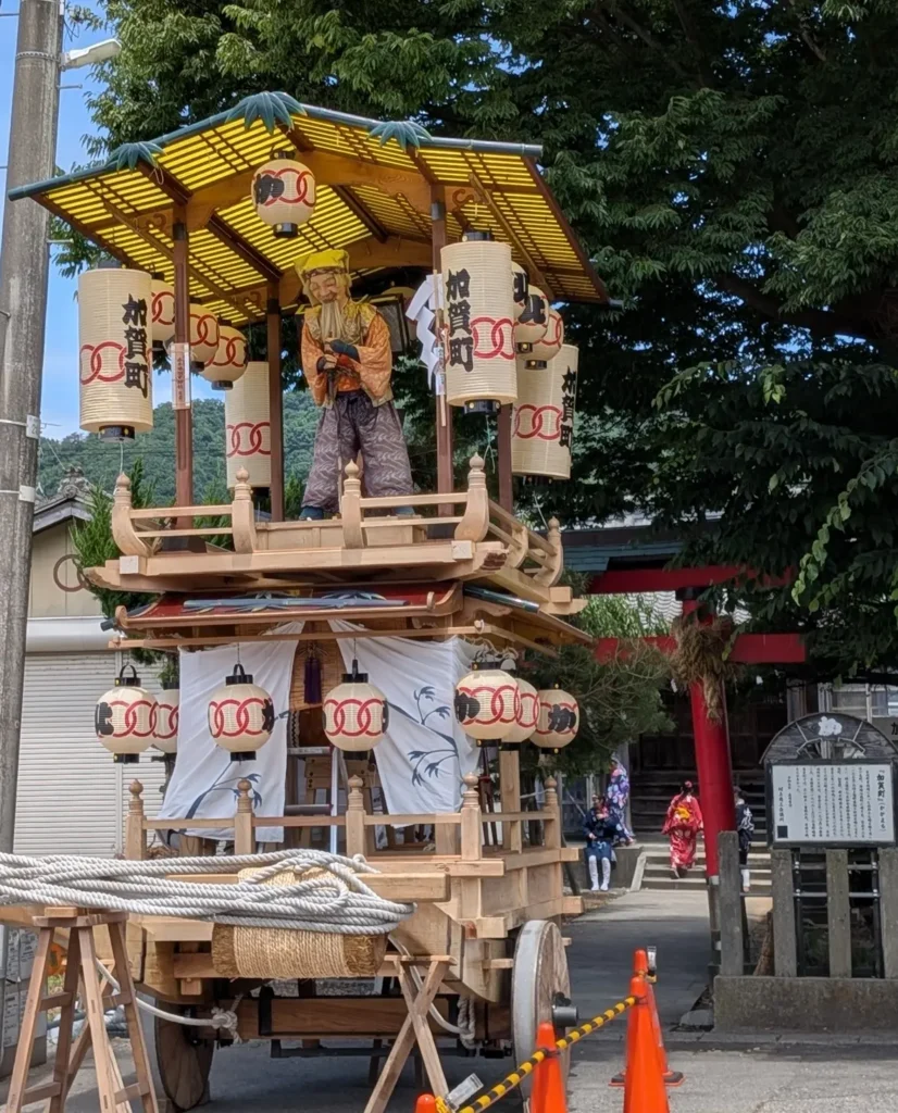 村上大祭の本祭りで、稲荷神社前で休憩する加賀町の屋台