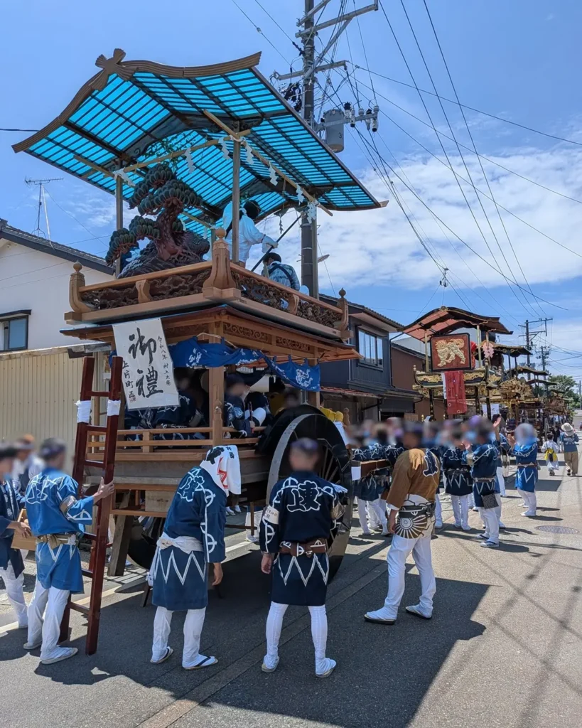 村上大祭の本祭りで休憩地点に到着した上片町の屋台