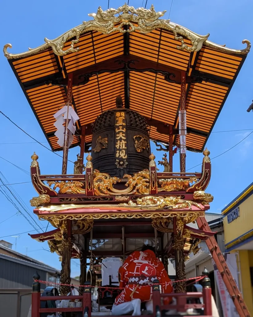 村上大祭の本祭りで休憩地点に並ぶ上町の屋台