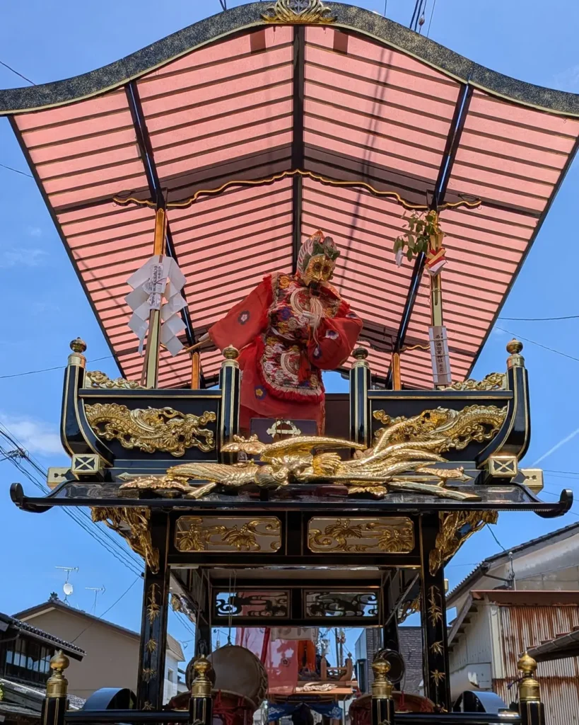 村上大祭の本祭りで休憩地点に並ぶ片町の屋台