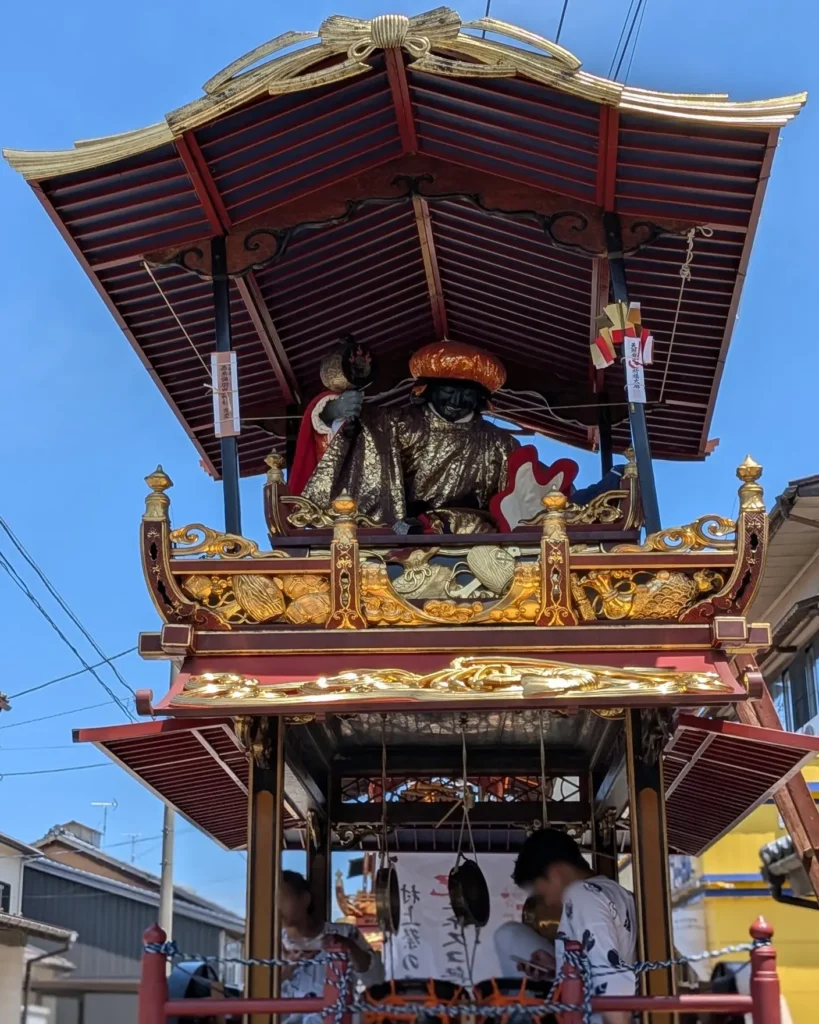村上大祭の本祭りで休憩地点に並ぶ小町の屋台