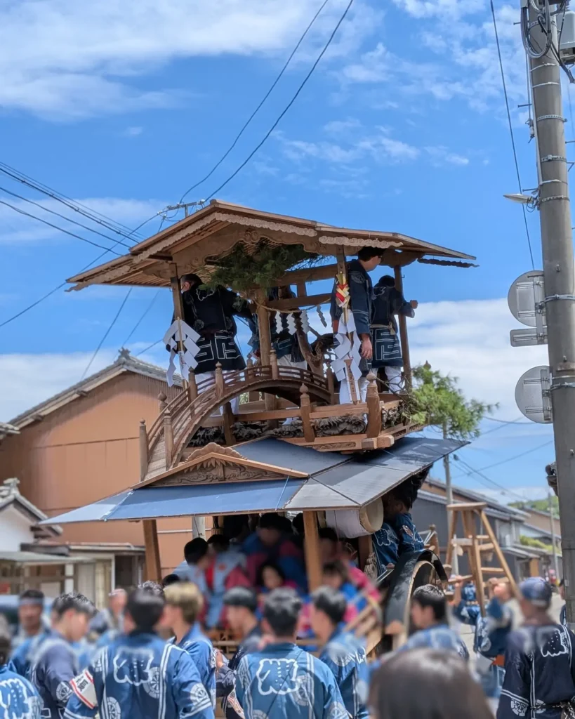 村上大祭の本祭りで休憩地点に到着した久保多町の屋台