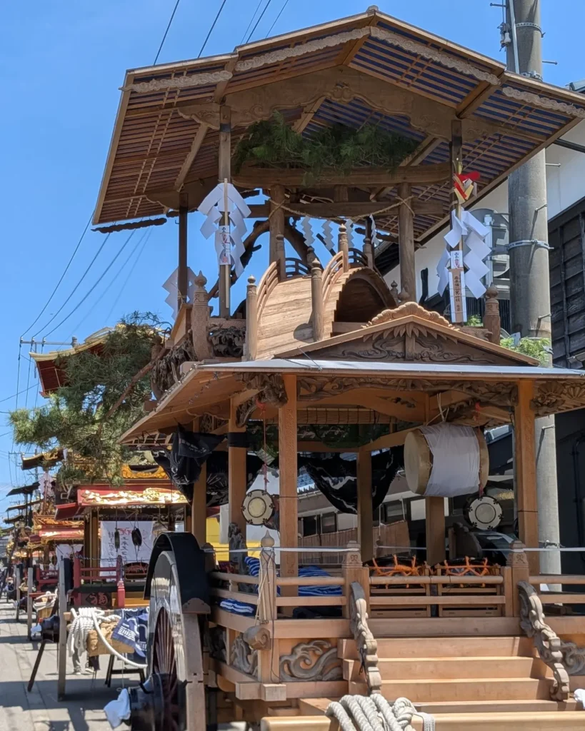 村上大祭の本祭りで休憩地点に並ぶ屋台。先頭は久保多町
