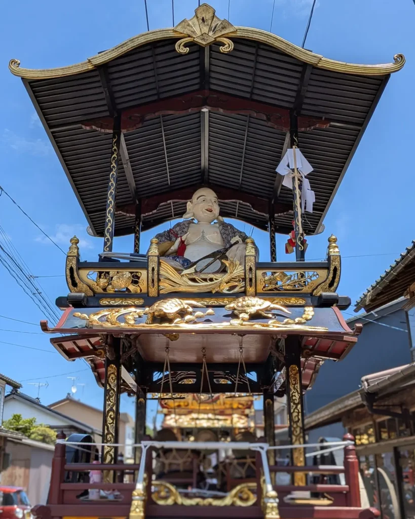 村上大祭の本祭りで休憩地点に並ぶ長井町の屋台