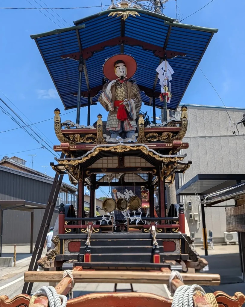 村上大祭の本祭りで休憩地点に並ぶ小国町の屋台