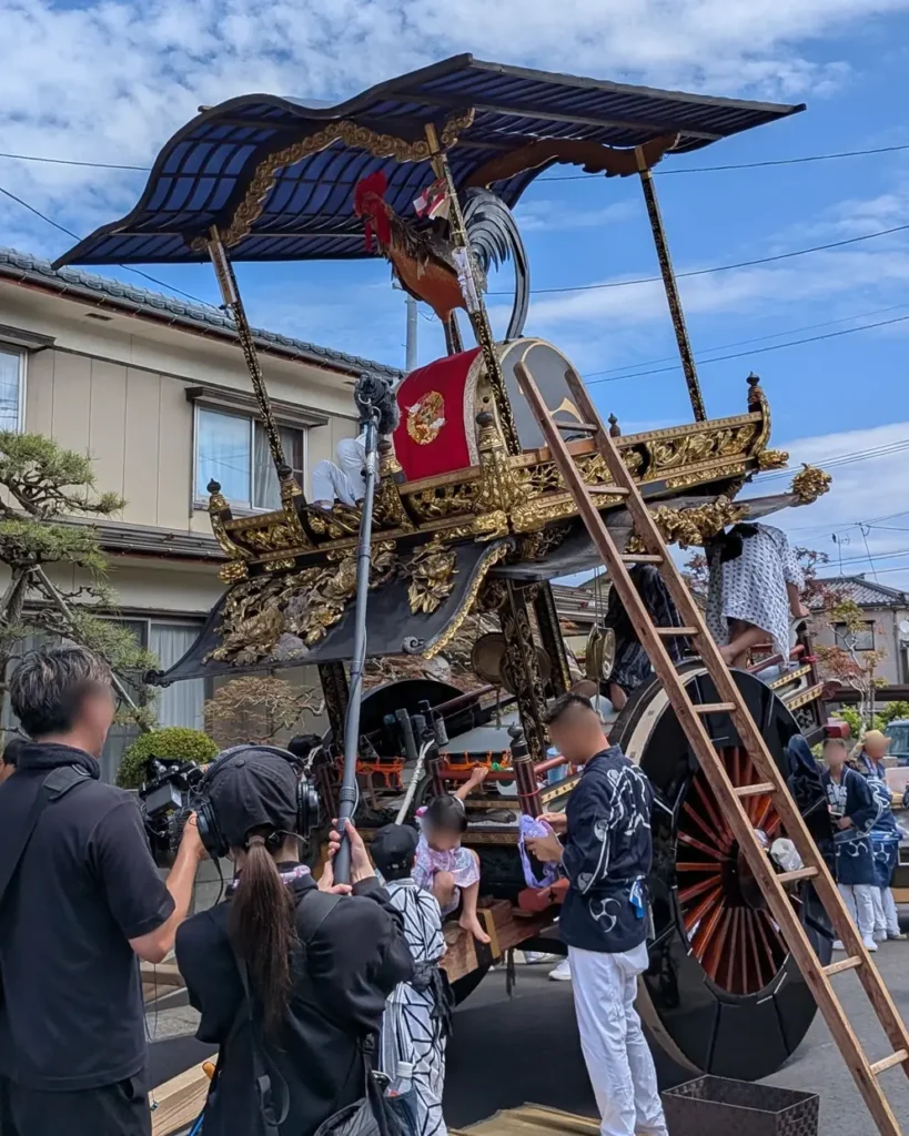 村上大祭の本祭りでテレビ局の取材を受ける大町の屋台