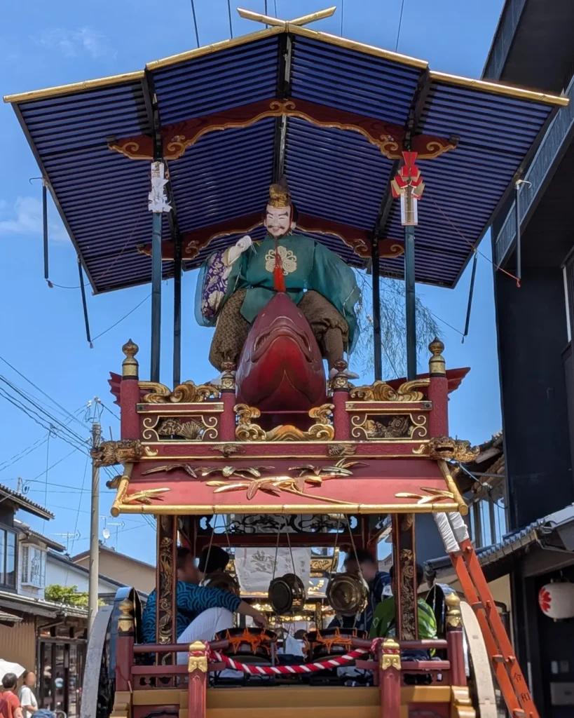 村上大祭の本祭りで休憩地点に並ぶ肴町の屋台