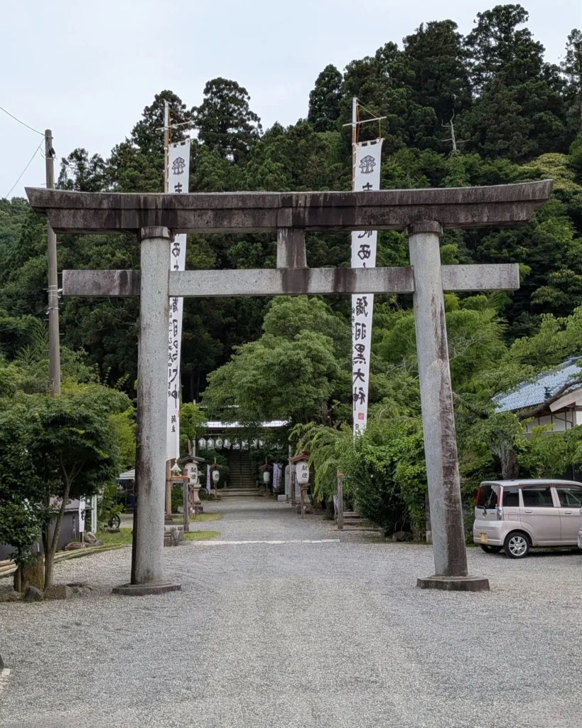 西奈彌羽黒神社の鳥居。境内に人影はない。