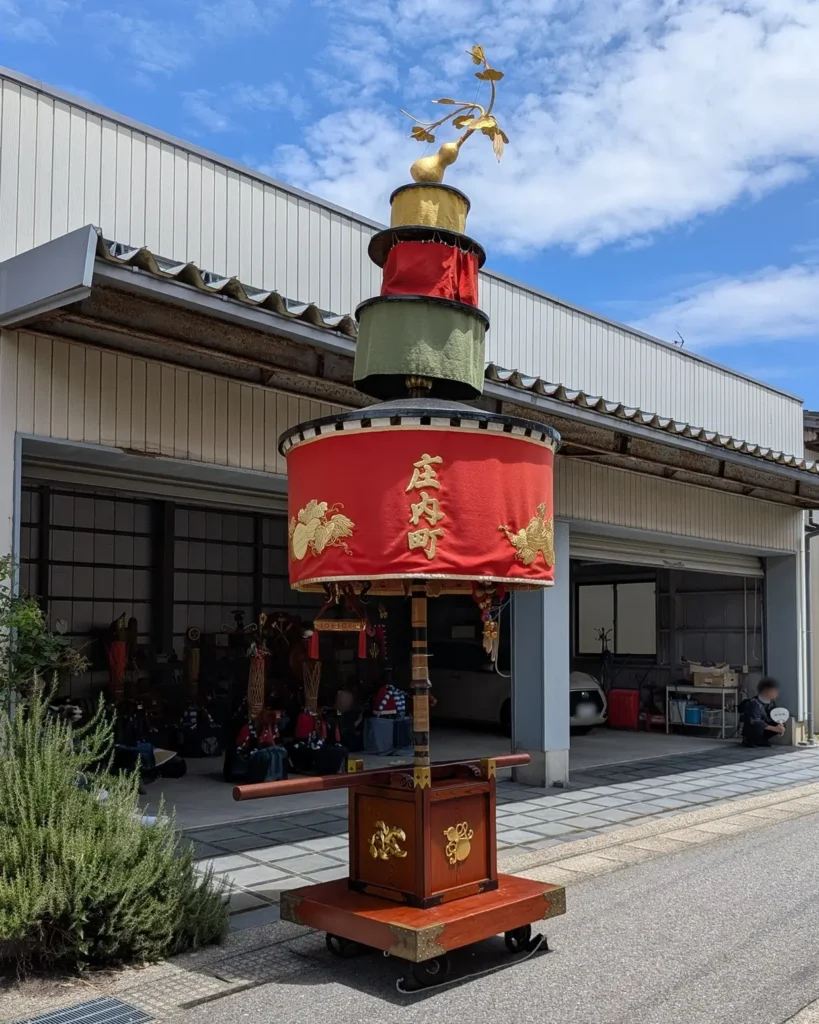村上大祭の本祭りで巡行休憩中の庄内町の笠鉾