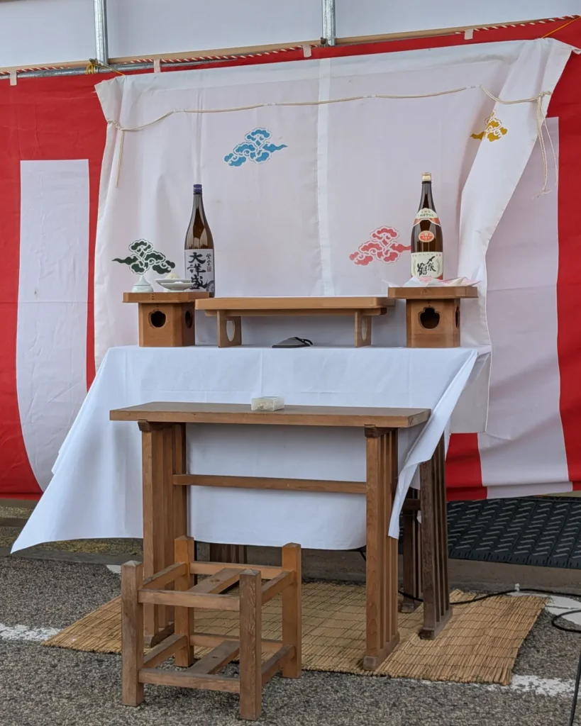 市役所庁舎の正面玄関前でユネスコ無形文化遺産登録祝賀イベントの式典に向けた祭壇。〆張鶴と大洋盛が供えられている。