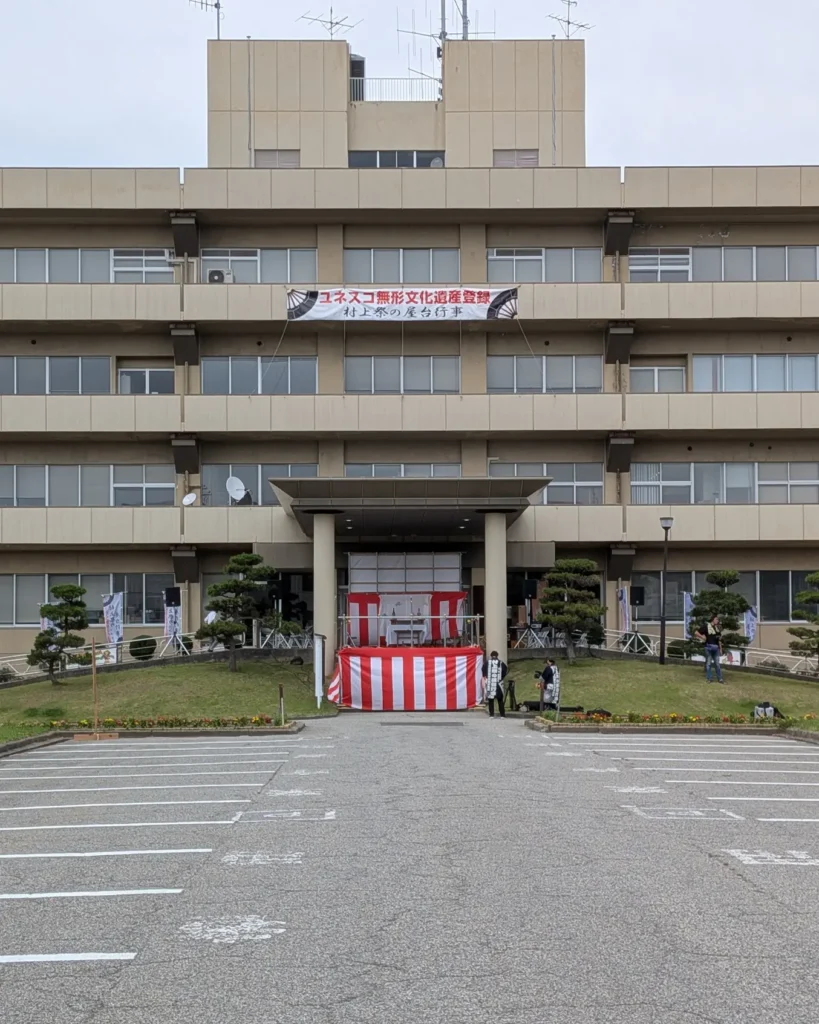 「村上祭の屋台行事」ユネスコ無形文化遺産登録祝賀イベントを控えた、市役所庁舎の正面玄関前の駐車場