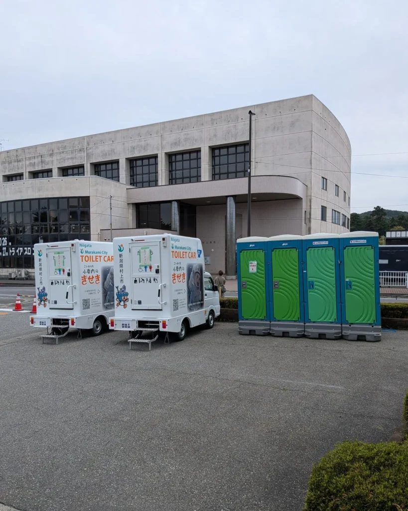 ユネスコ無形文化遺産登録祝賀イベントの会場に設置された仮設トイレ