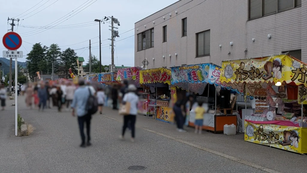 村上大祭の露店市場の様子