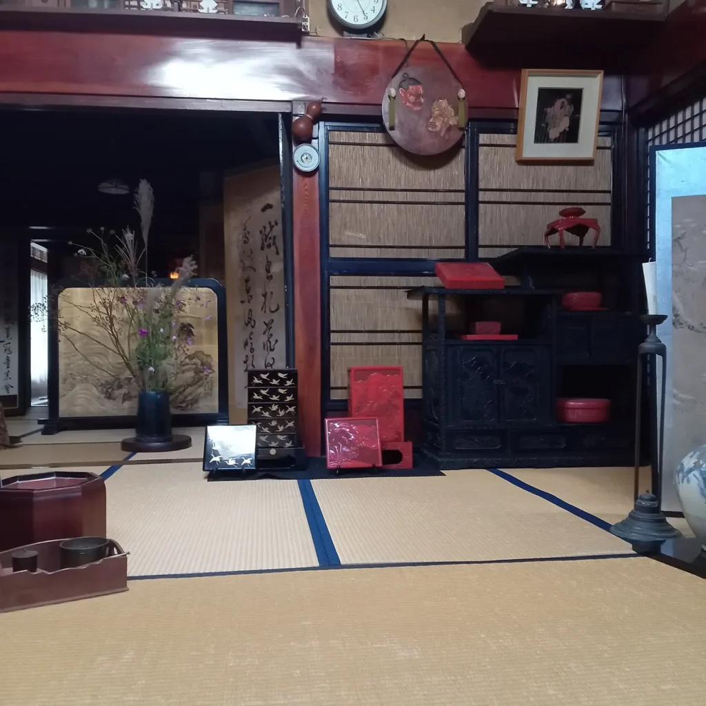 部屋の一角には重厚な堆黒の茶棚。堆朱の重箱や茶櫃