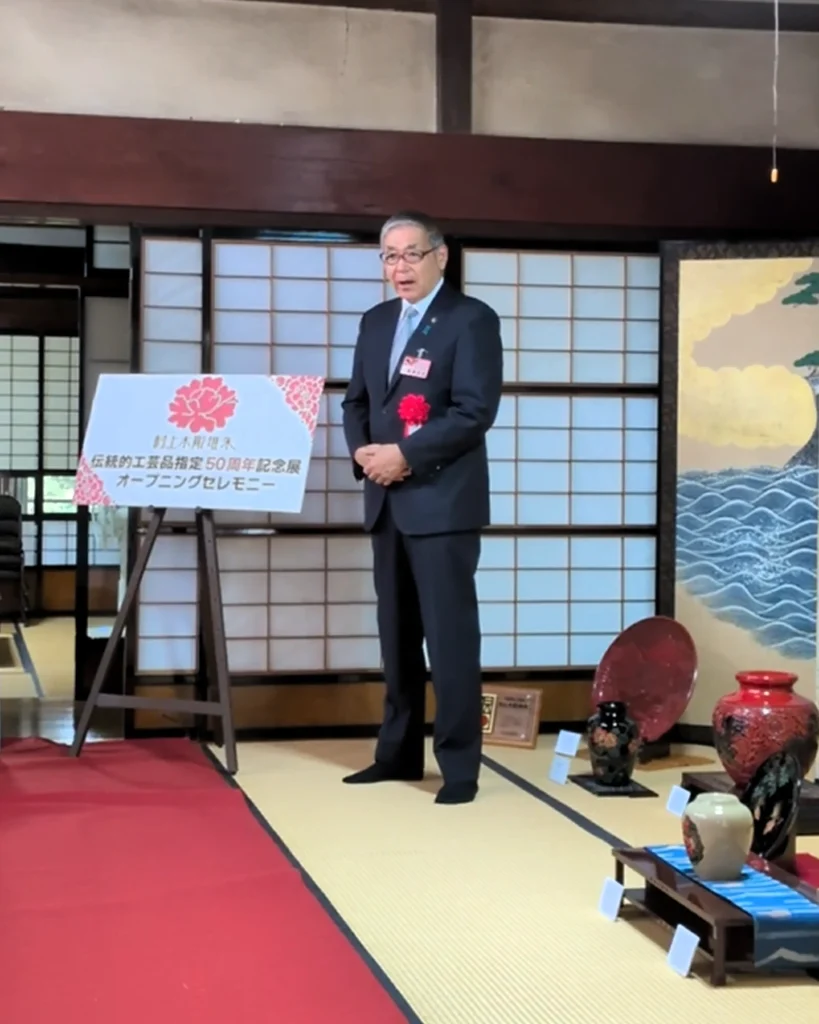 村上木彫堆朱 伝統的工芸品指定50周年記念展のオープニングセレモニーで挨拶する村上市長
