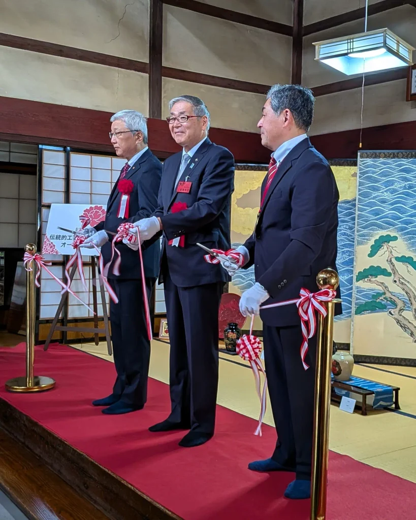 村上木彫堆朱 伝統的工芸品指定50周年記念展のオープニングセレモニーで、テープカットを終えた関係者