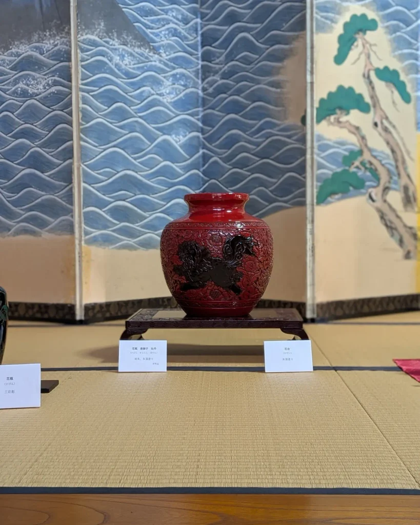 村上木彫堆朱 伝統的工芸品指定50周年記念展に展示された唐獅子と牡丹の花瓶