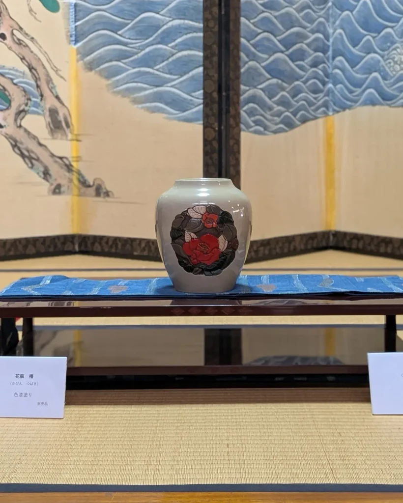 村上木彫堆朱 伝統的工芸品指定50周年記念展に展示された花瓶「椿」