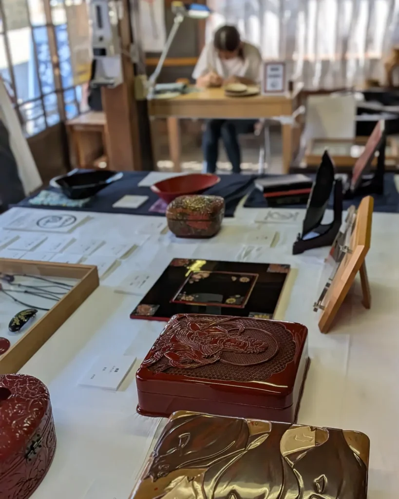 村上木彫堆朱 伝統的工芸品指定50周年記念展の展示作品と実演風景