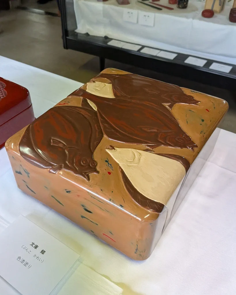 色漆塗で仕上げられた村上木彫堆朱の箱物