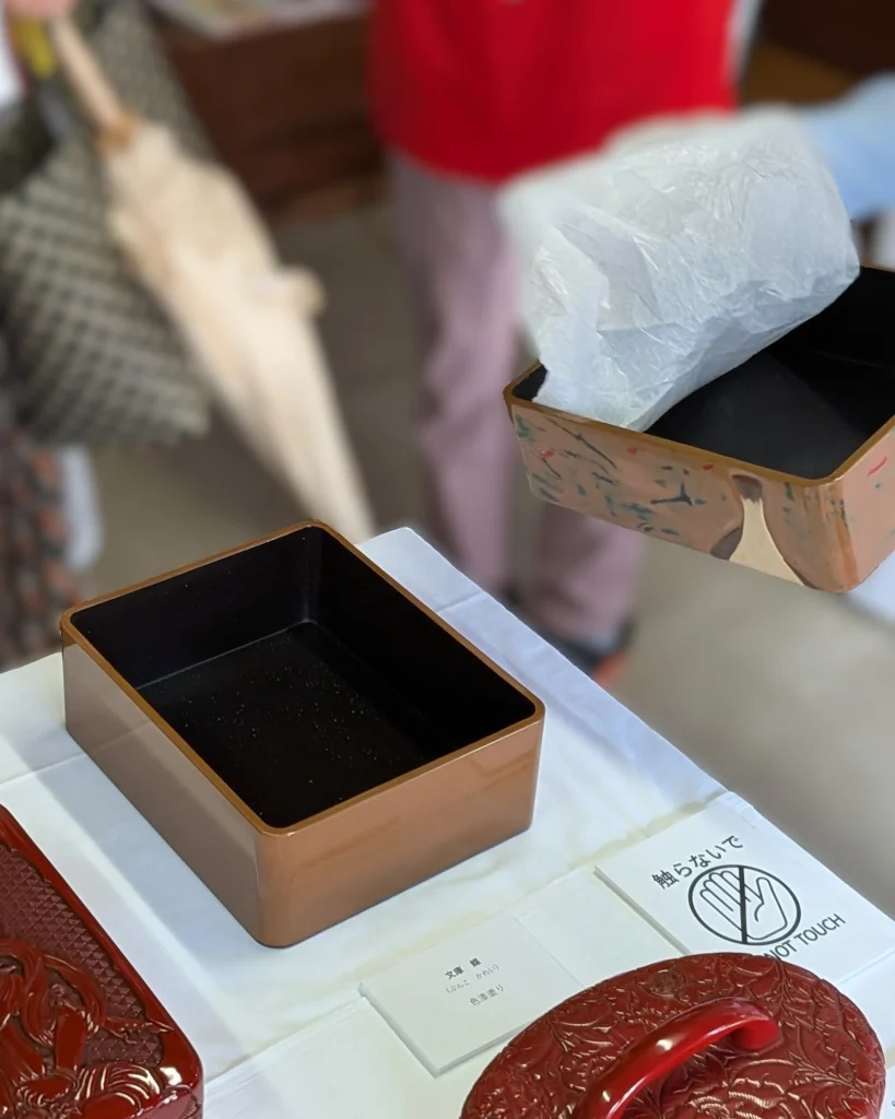蓋を開けた状態の色漆塗りの村上木彫堆朱の箱物