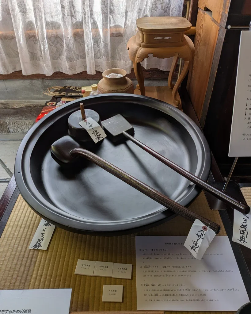 漆のなやしやくろめに使われる道具の展示