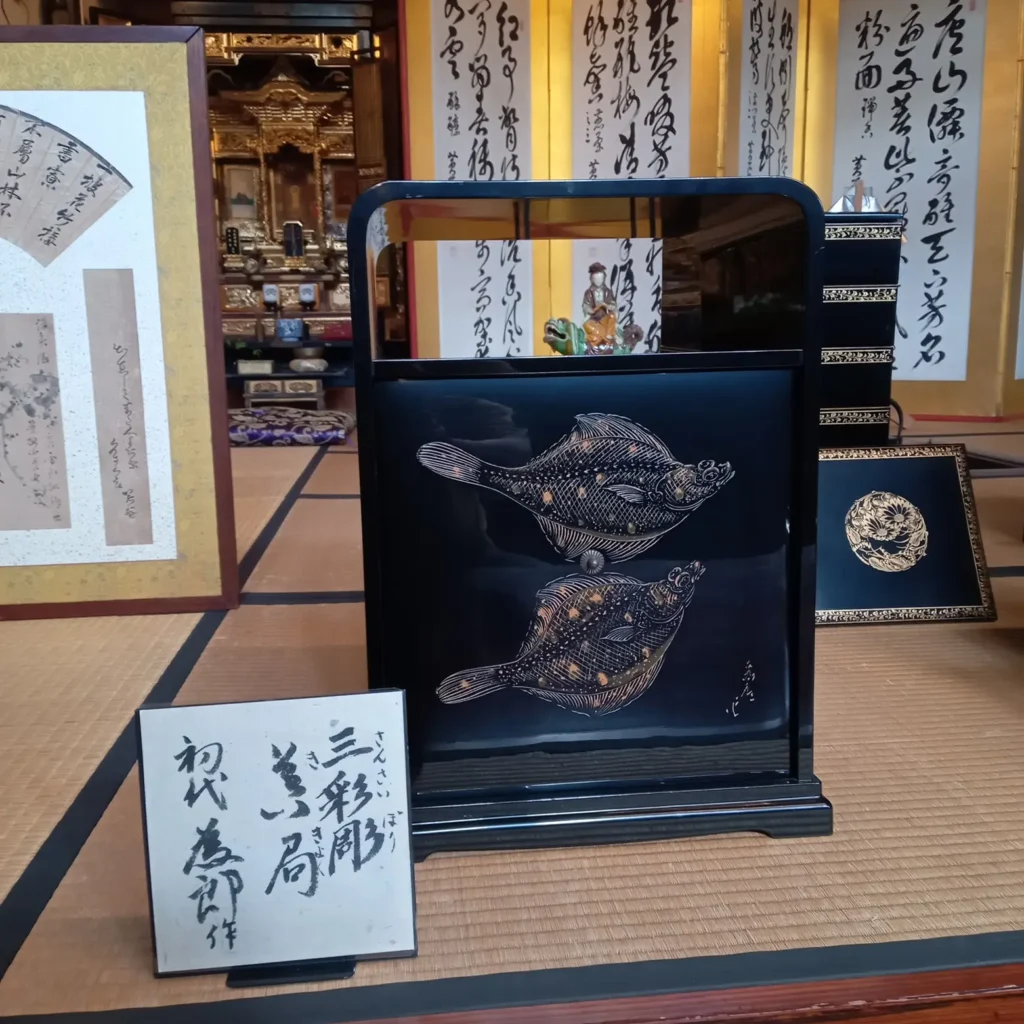 初代小野為郎作とされる三彩彫の器局
