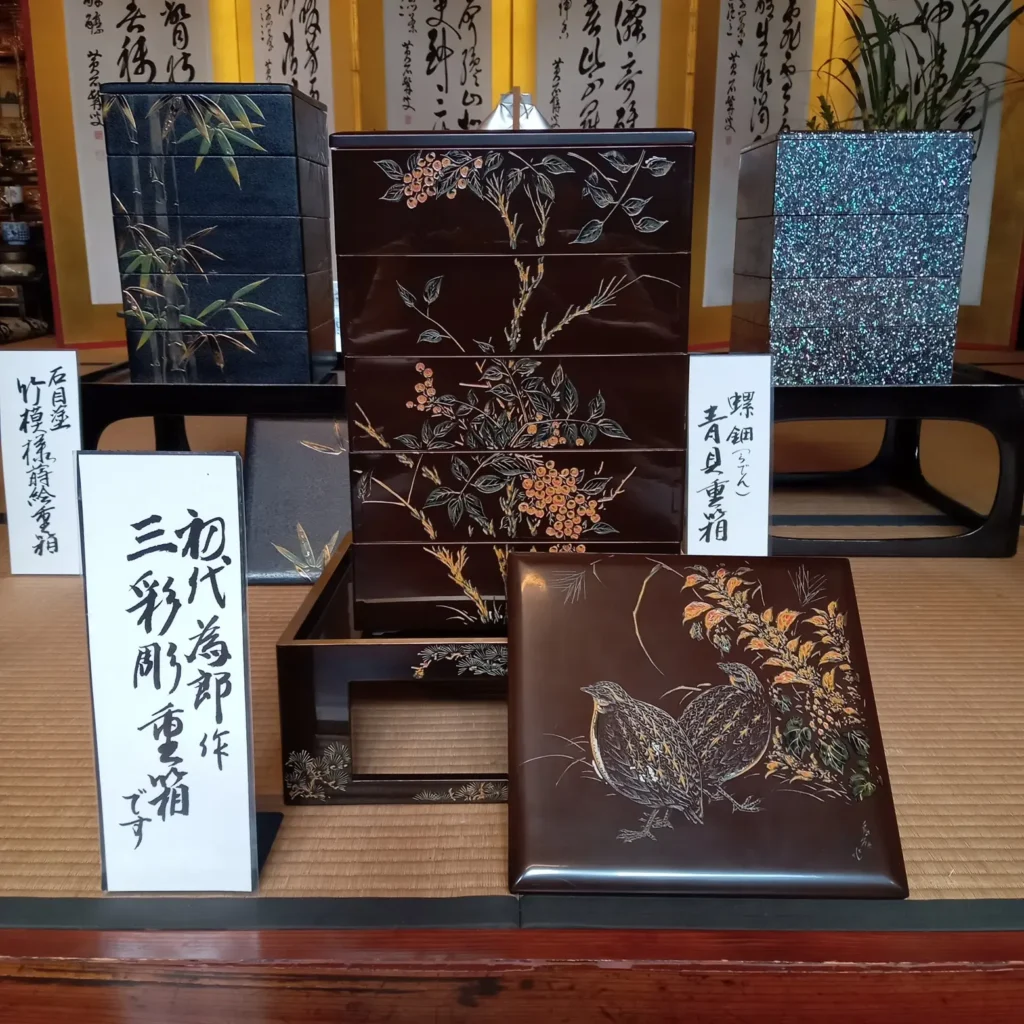 初代小野為郎作とされる三彩彫の重箱